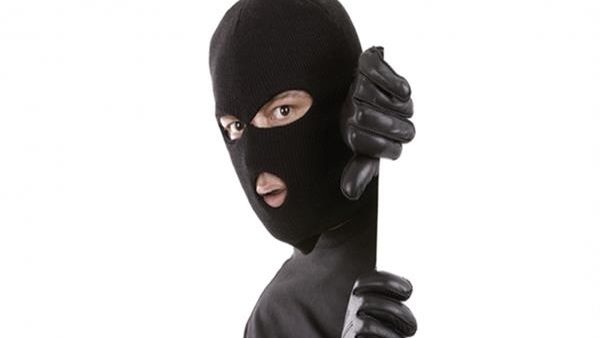 لص يحاول سرقة محفظة شخصية اقتصادية معروفة في الأردن