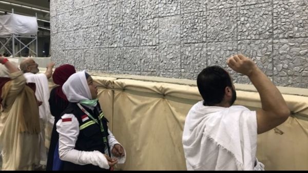 يتم تجميع الحصى بواسطة السيور وغربلته ورشه بالماء للتخلص من الأتربة -الصورة عن الفيس بوك