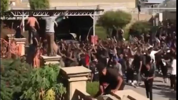 اقتحام سفارة السويد في بغداد