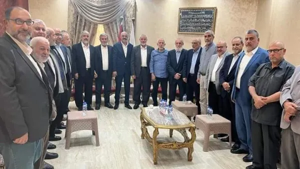 قادة حماس والجهاد في القاهرة يتوسطهم سمير مشهرواي مساعد محمد دحلان
