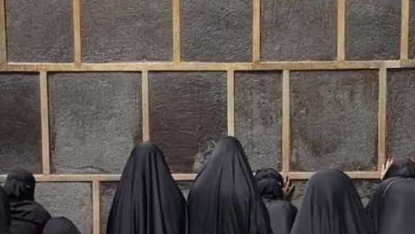 نساء مكة المؤنسات يملأن ساحات الحرم في فجر يوم عرفات