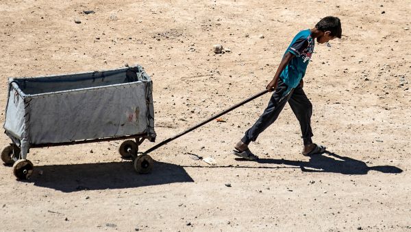 طفل سوري يسحب عربة في مخيم الهول بمحافظة الحسكة شمال شرق سوريا