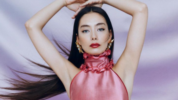 Neslihan Atagül shines in sexy silk mini-dress