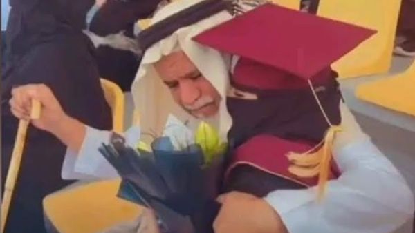 أب سعودي يحتضن ابنته المتبناة في حفل تخرجها من الجامعة