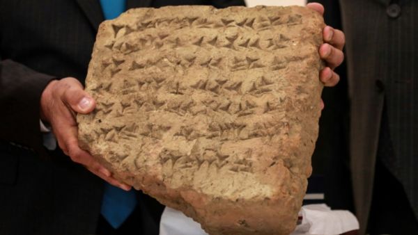 العراق يستعيد لوحة حجرية مسمارية عمرها 2800 