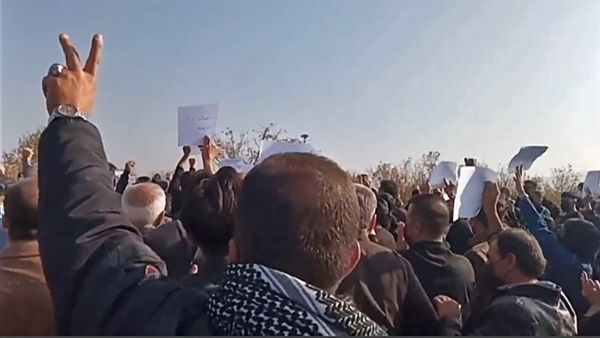 مصرع شرطي ايراني بعملية دهس نفذها قريب طفل قُتل في الاحتجاجات