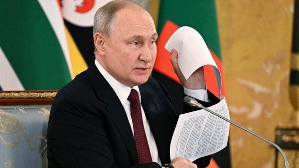 الرئيس الروسي فلاديمير بوتين يعرض وثيقة في سان بطرسبرغ بروسيا.