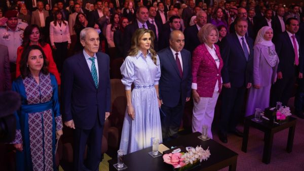 الملكة رانيا العبدالله بإطلالة باللون الأزرق في حفل جائزة التميز التربوي