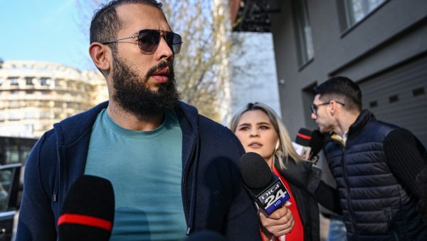 رومانيا تشدد التهم ضد اندرو تيت وادعاءات جديدة بالاغتصاب تلاحقه في بريطانيا