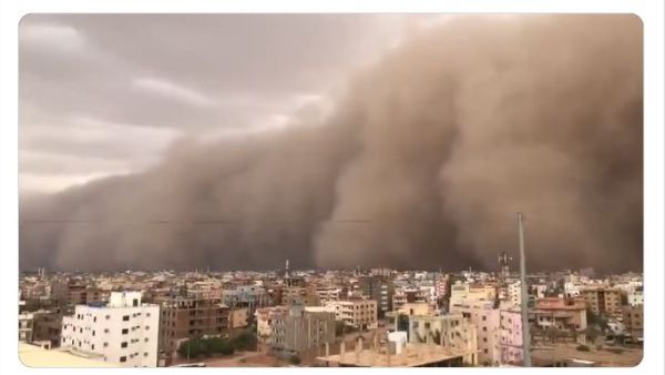 عاصفة رملية تضرب الخرطوم