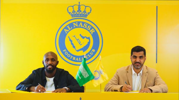 سيكو فوفانا (يسار) يوقع على عقده الجديد مع النصر (المصدر: AlNassrFC@)