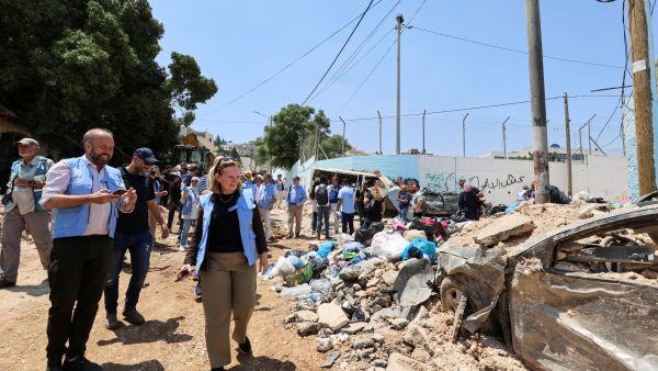 مبعوثون دوليون يطلعون على الدمار الذي خلفه الجيش الاسرائيلي في جنين