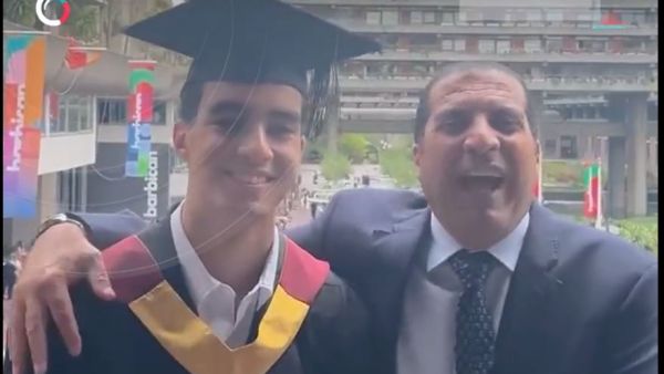 الداعية عمرو خالد محتضنا نجله بعد تخرجه من الجامعة