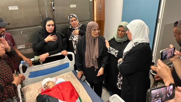 محافظة رام الله ليلى غنام مع والده الشهيد امام جثمانه