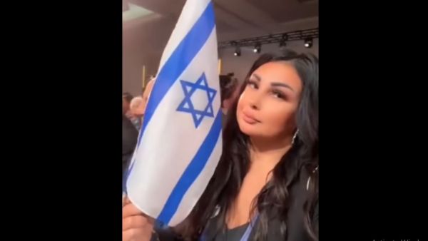 الاعلامية اللبنانية ماريا معلوف تشارك فيديو تلوح فيه بعلم اسرائيل