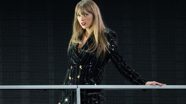 Taylor Swift gets 32 tickets for trash outside her house (AFP)