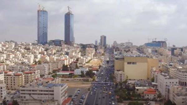 رجل يُقطّع ابنه بالمنشار في الاردن