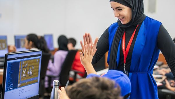 خلال الحدث جامعة كارنيجي ميلون في قطر تفتح باب التسجيل لمخيمها الصيفي لعلوم الحاسوب