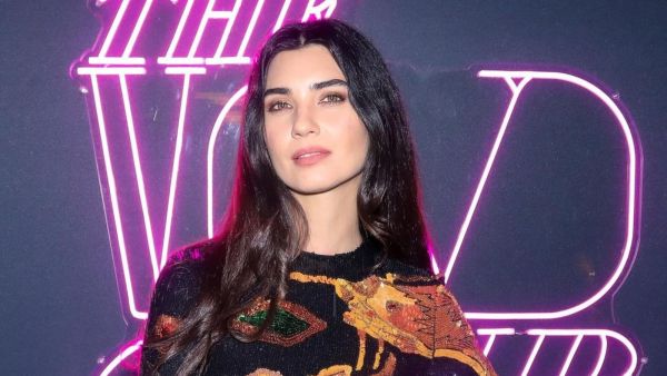 Tuba Büyüküstün İngilizce konuşuyor ve videosu sosyal medyada viral oluyor.. izle! Tuba Büyüküstün speaks English and the video goes viral on social media.. watch!