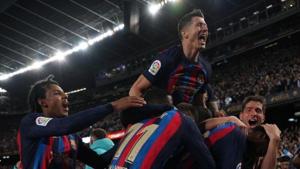 برشلونة يتحدى ريال مدريد في الكلاسيكو (Photo by LLUIS GENE / AFP)