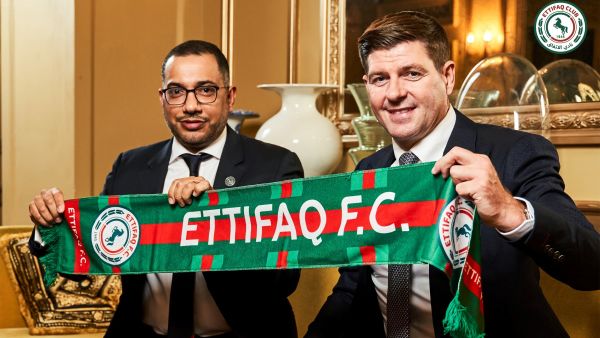 جيرارد إلى جانب رئيس مجلس إدارة الاتفاق خالد الدبل (Photo by Al Ettifaq Football Club / AFP)