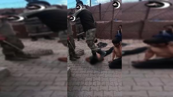 جنود أتراك يعتدون بوحشية على المعتقلين السوريين 