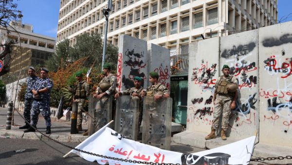 المودعون يقتحمون البنوك في لبنان للمطالبة بأموالهم 