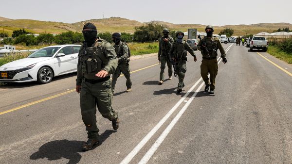جنود من قوات الإحتلال الاسرائيلي قرب الحدود مع الأردن