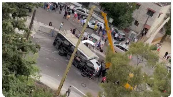  قطع الاهالي الطرق الى بلدتهم في الوقت الذي اعلن حزب الله في بيان انقلاب شاحنة تابعة له