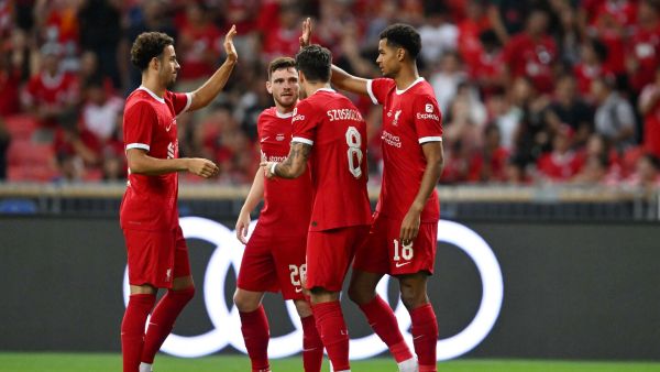 ليفربول يواجه بورنموث وعينه على الفوز اليوم (Photo by Mohd RASFAN / AFP)