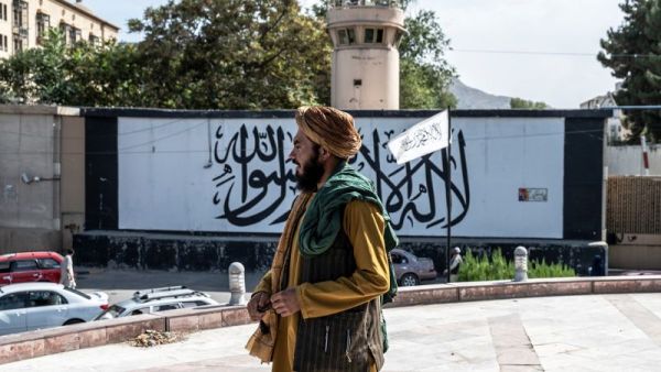 عضو من طالبان يسير في ساحة أحمد شاه مسعود في كابول، 10 أغسطس 2023