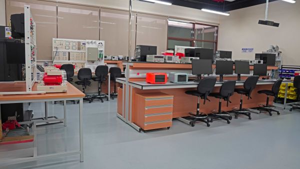 جامعة أبوظبي و"مجموعة فيرنويل" تفتتحان أول مختبر كمومي أكاديمي في أبوظبي