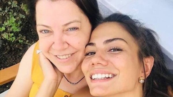 Demet Özdemir annesinin doğum gününü kutladı