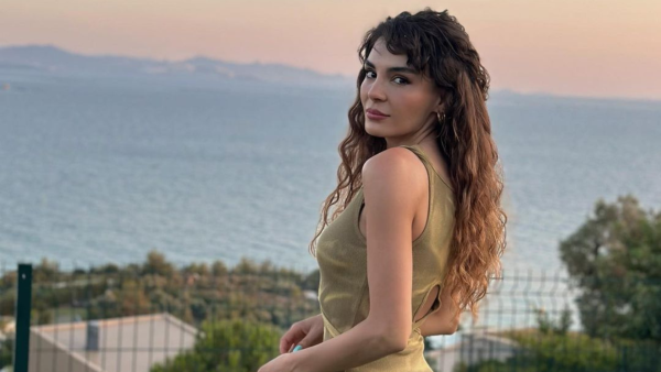 Ebru Şahin will star alongside Çağatay Ulusoy in a new Netflix film (Instagram)