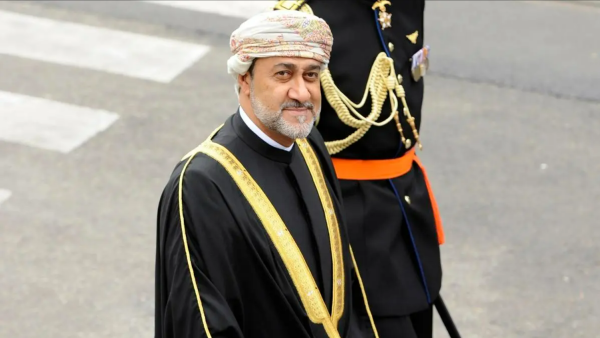 السلطان هيثم بالثوب التقليدي