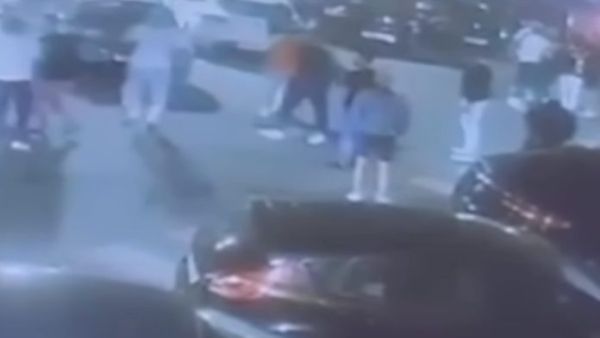 بدر بولجواهل تلقى ضربة قوية على رأسه قبل أن يسقط على الأرض.