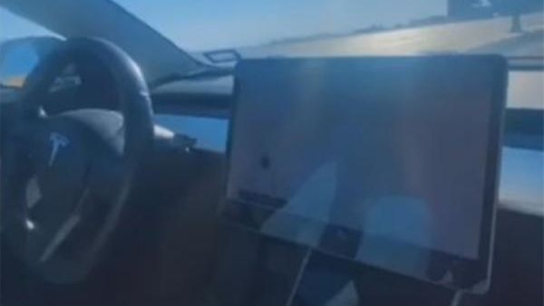 شخص يقود مركبته بطريقة ذاتية عن بعد في منطقة السلط بالأردن