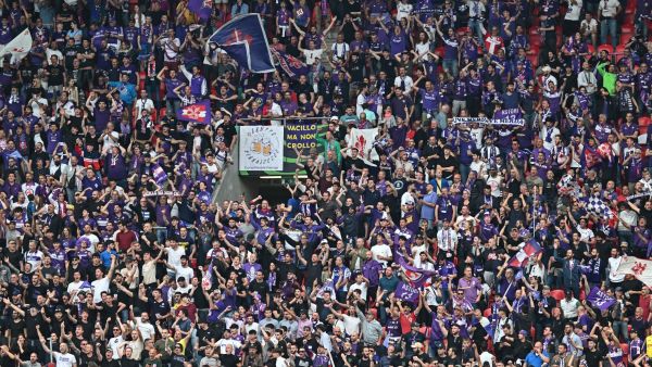 Fiorentina fans cheer prior to the UEFA Europa Conference League final football match between ACF Fiorentina and West Ham United FC in Prague, Czech Republic on June 7, 2023. (Photo by Joe Klamar / AFP)