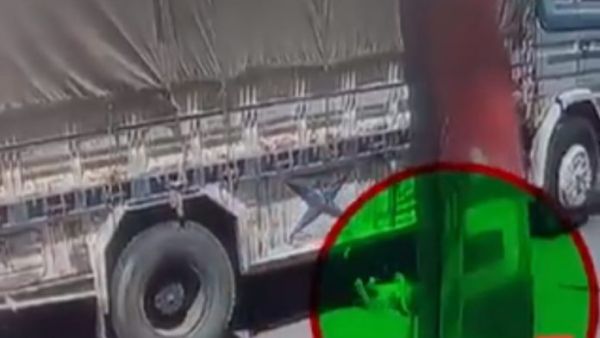  لحظة دهس سائق دراجة نارية وطفلته في سوريا 