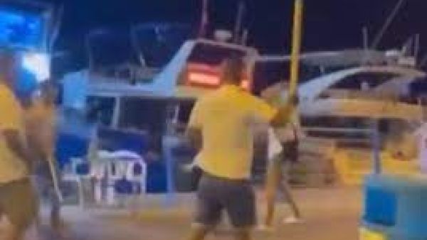 أتراك يعتدون على سائح هولندي بالعصي 