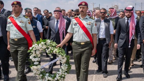 الملك عبد الله الثاني ونجله الأمير الحسين في جنازة جمال الشوابكة