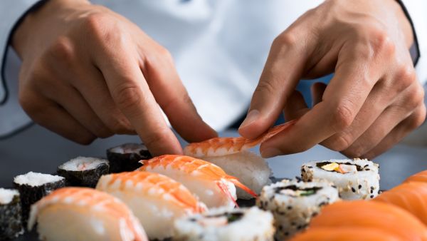أعراض التسمم الغذائي بعد تناول السوشي أعراض التسمم الغذائي بعد تناول السوشي
