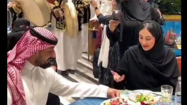 اميركان يعلنان خطبتهما في مطعم سعودي