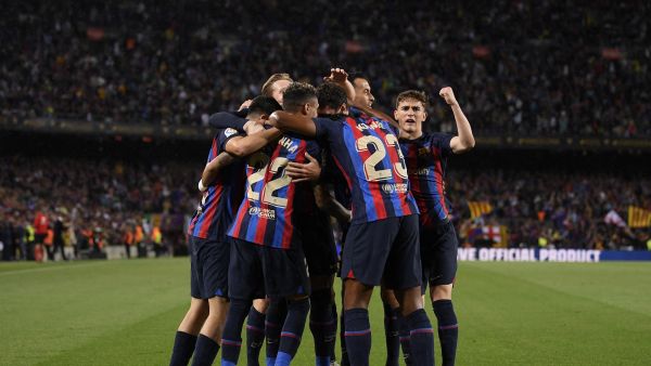 برشلونة في مهمة صعبة اليوم أمام بيتيس (Photo by Josep LAGO / AFP)