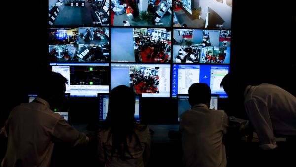 الشاشات الذكية تتجسس على الاسرة 