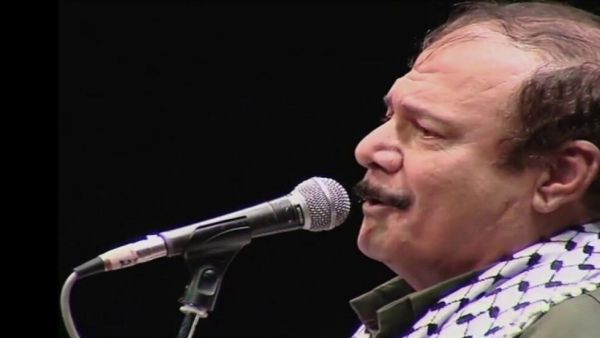 ينحدر الفنان الراحل حسين منذر من القرى السبع اللبنانية-الفلسطينية التي حصل لاجئوها على الجنسية اللبنانية،