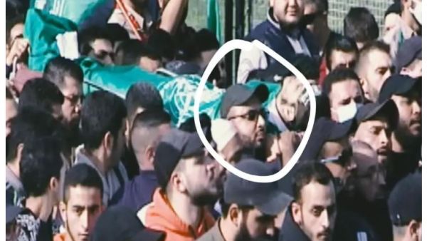 صورة لعنصر حماس الجاسوس الاسرائيلي يشيع صديقه 