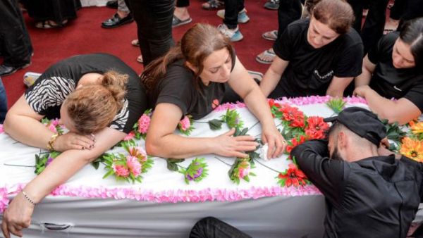 الصالة “تحتوي على ديكور مصنع من مادة البلاستك سريعة الاشتعال