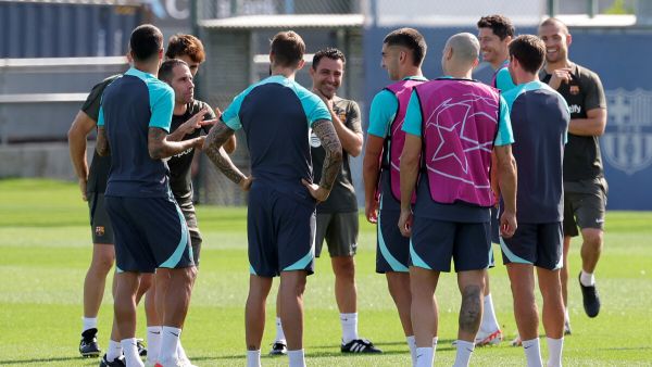 Barcelona's Spanish coach Xavi (C) talks with Barcelona's players during a training session ahead of the UEFA Champions League football match between FC Barcelona and Royal Antwerp FC, at the training ground in Sant Joan Despi, near Barcelona, on September 18, 2023. (Photo by LLUIS GENE / AFP)