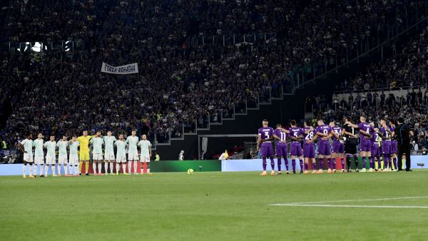 Players of Fiorentina (R) and Inter Milan observe a minute of silence for the victims of previous week's deadly flood in the Emilia-Romagna region, ahead of the Italian Cup (Coppa Italia) final football match between Fiorentina and Inter Milan at the Stadio Olimpico in Rome, on May 24, 2023. (Photo by Isabella BONOTTO / AFP)
